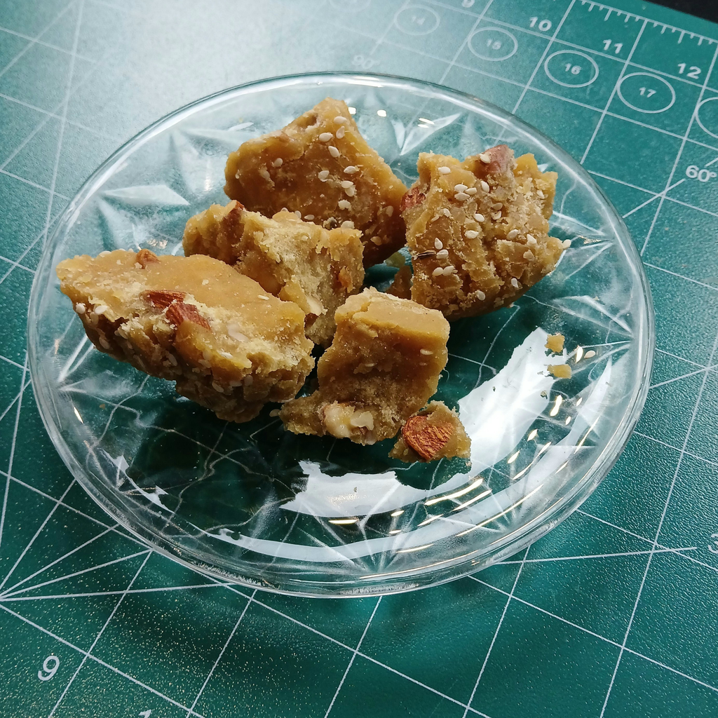 Organic Gur with Nuts , Mawa Wala Gur  ( فارم ہاؤس کا 99% خالص )