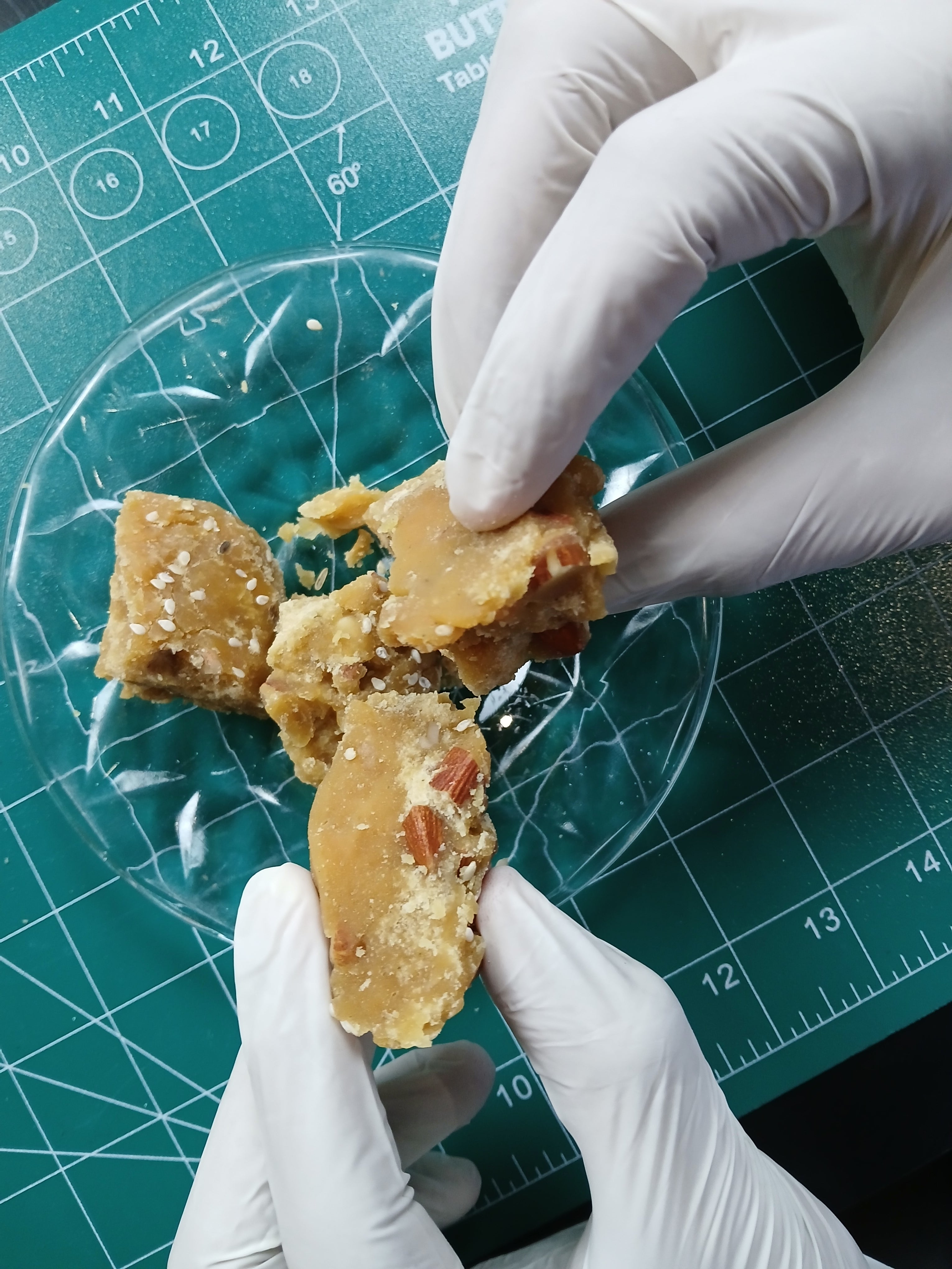 Organic Gur with Nuts , Mawa Wala Gur  ( فارم ہاؤس کا 99% خالص )